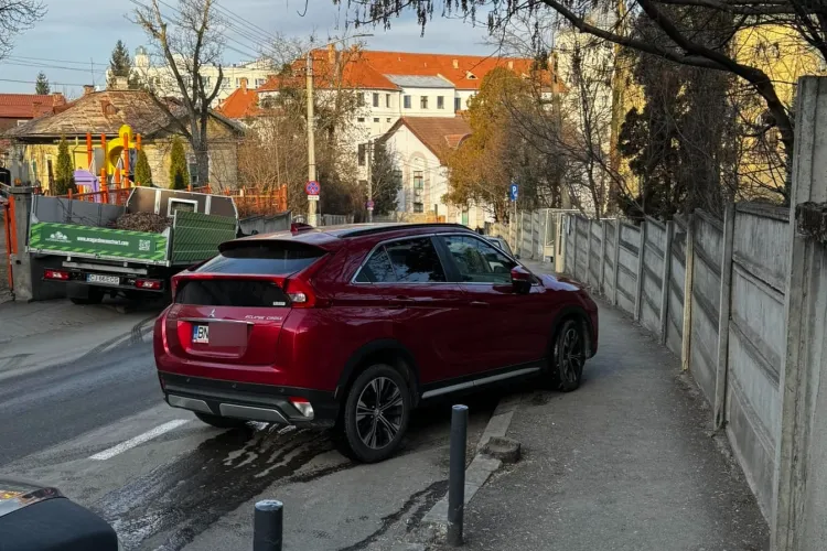 Nesimțirea n-are limite la Cluj! Un șofer și-a lăsat mașina jumătate pe trotuar iar cealaltă pe drum