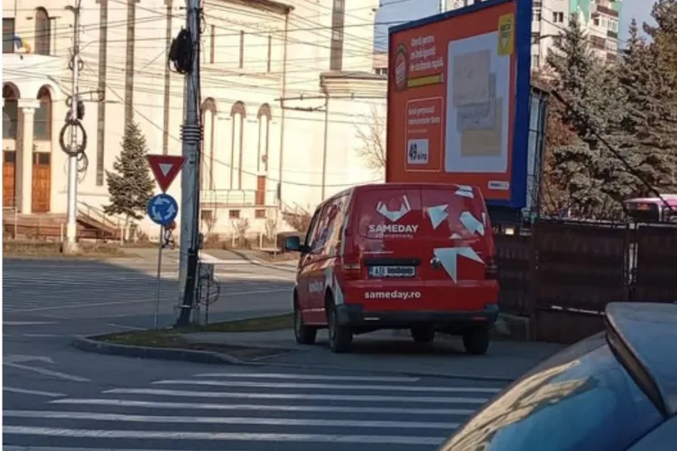 „Sacrificii” din lene sau de dragul clienților? Curierii din Cluj-Napoca recurg la soluții disperate ca să livreze coletele mai rapid: „Se uită urât” FOTO