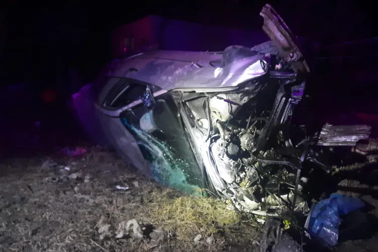 Accident în Cluj! O mașină s-a răsturnat în afara drumului. Un tânăr de 20 de ani a fost transportat la spital