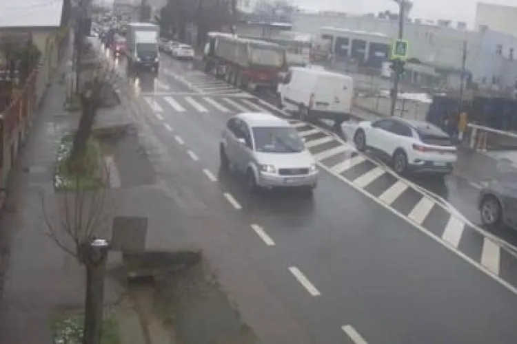 Semafor vandalizat lângă Napolact. „Atât s-a putut... Noaptea minții!” FOTO