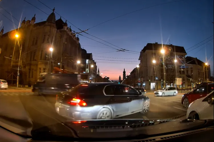 Șoferii clujeni sunt „creativi”: un „șmecher” a virat la dreapta de pe banda șase VIDEO