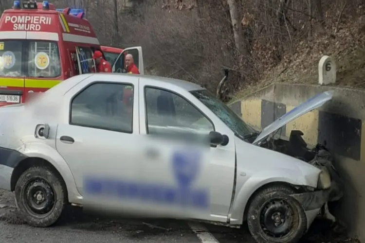 Accident grav la Cluj, în localitatea Bucea: Un autoturism s-a izbit violent de un parapet de beton