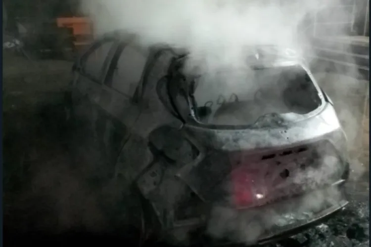 Incendiu în Cluj! O mașină a fost distrusă complet de flăcări. Pompierii au intervenit de urgență 