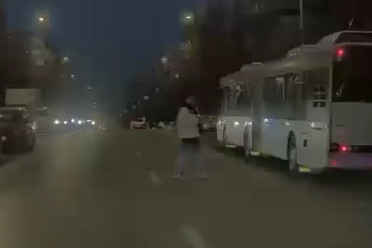Inconștiență în traficul din Cluj. Un bărbat a traversat strada neregulamentar într-o zonă plină de autoturisme: ,,Dacă îl lovește, intră vinovat” - VIDEO
