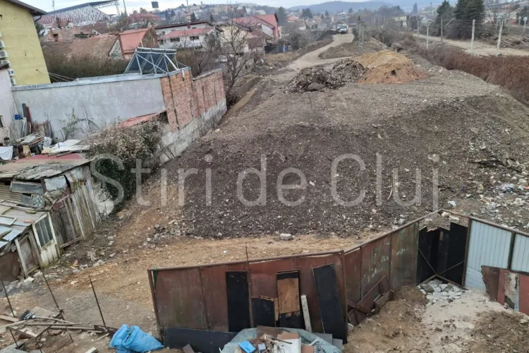 „Ne-au îngropat casele în munți de pământ” - Peisaj sinistru lângă Gara Cluj-Napoca! Proprietarii de locuințe, asediați de mormane de nisip și deșeuri FOTO