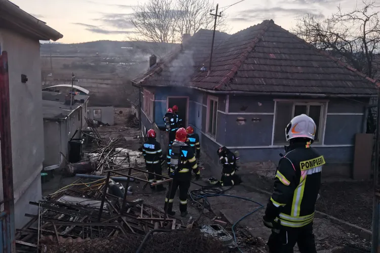 Incendiu pe strada Oașului din Cluj-Napoca! O casă a luat foc dintr-un motiv incredibil. Totul a pornit de la un flex FOTO