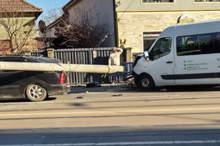 Accident pe strada Oașului din Cluj! O dubiță a lovit un stâlp de curent, care s-a dărâmat peste altă mașină. Trei persoane au fost rănite - FOTO