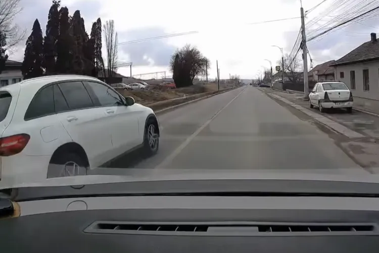 „Linia continuă și trecerea pentru pietoni sunt pentru proști” - Depășire periculoasă pe un drum din Cluj! Un șofer a sfidat regulile de circulație VIDEO