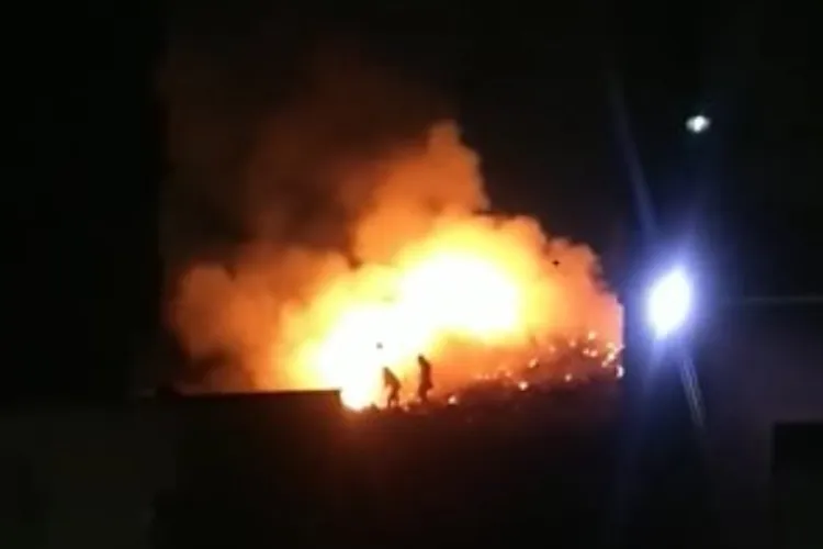 Incendiu pe strada Stejarului din Florești, Cluj! IMAGINI DRAMATICE cu flăcările uriașe care au mistuit totul în cale - VIDEO 