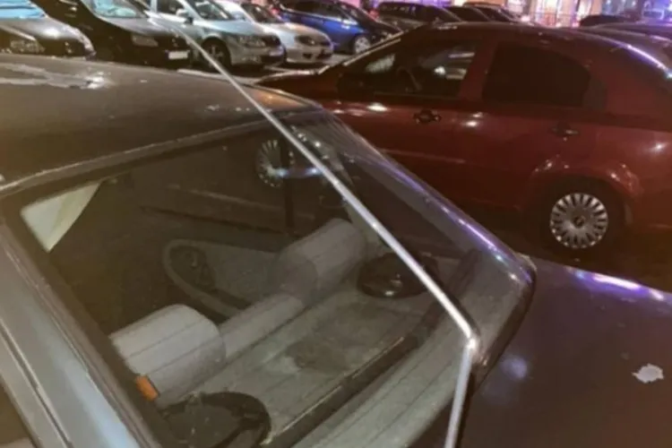 S-au săturat clujenii de „vinituri”? Un student s-a trezit cu mașina vandalizată într-o parcare din campus