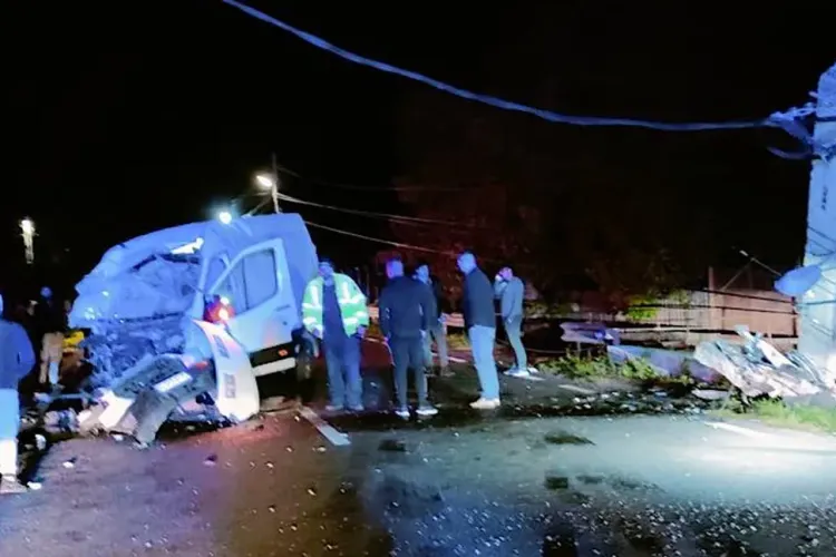 Beat și fără permis de conducere, un tânăr din Cluj s-a înfipt cu duba într-un stâlp de iluminat! A mărturisit că l-a luat valul după câteva beri