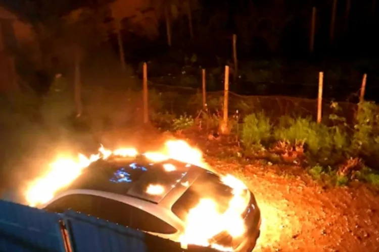 Atac în stil mafiot, în Cluj! Un bolid de lux a fost incendiat cu cocktailuri Molotov. Două case, la un pas să fie mistuite de flăcări