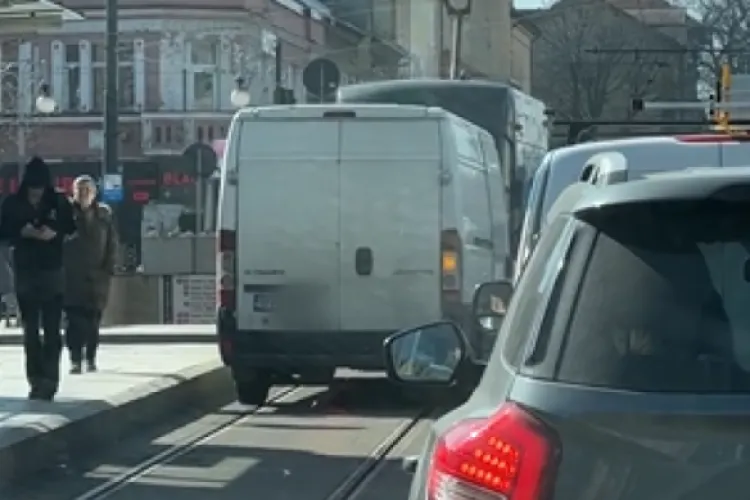 Un șofer dezorientat a dat nas în nas cu tramvaiul pe o stradă din Cluj-Napoca! A vrut să facă o ,,schemă” dar nu i-a prea ieșit - VIDEO 