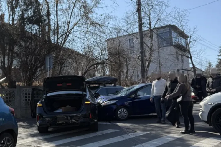 Patru mașini implicate într-un accident pe strada Republicii din Cluj-Napoca. Doi copii, din care un bebeluș de un an, evaluați de medici 