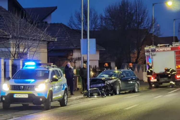 Accident în Florești: Un Audi s-a făcut praf după ce șoferul a intrat într-un stâlp, chiar la trecerea de pietoni. „Noroc că la ora aia nu traversa nimeni”
