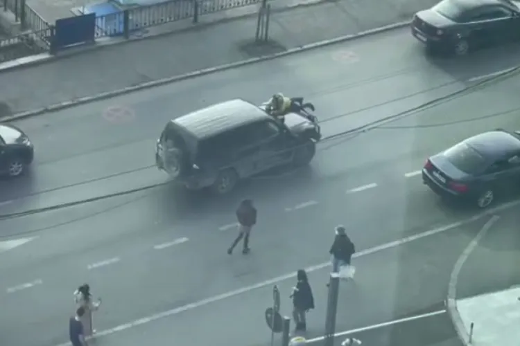 Pumni și îmbrânceli în traficul din Cluj! Doi bărbați s-au bătut crunt în fața unei școli din Mărăști