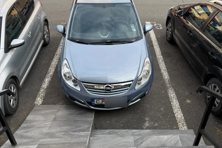 Șofer clujean, parcare de „campion”! A blocat și scările și rampa de cărucioare: „Imediat reușea să intre cu mașina în cabinetul stomatologic”