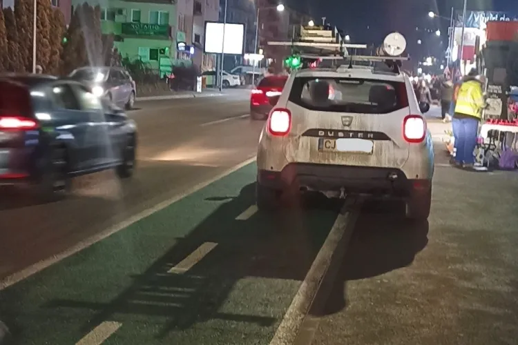Un șofer clujean a găsit locul „perfect” de parcare! Gestul său i-a revoltat pe bicicliști 