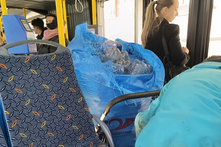 Autobuzele din Cluj, invadate de „reciclatori”! Clujenii se plâng că nu mai au loc de sacii plini cu PET-uri: „Amenință călătorii că le trage palme”