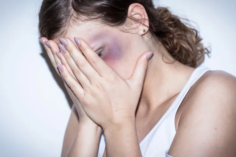 Scene de groază în Cluj! Un tânăr și-a strâns sora vitregă de gât, apoi a lovit-o cu pumnii fără milă / Femeia a avut nevoie de îngrijiri medicale