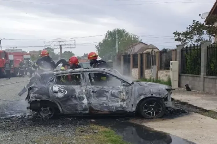 Incendiu violent în Cluj! O mașină a fost distrusă complet de flăcări. De la ce a pornit totul 
