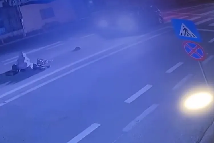 VIDEO. Scene cutremurătoare! O fetiță de 5 ani și bunica ei, lovite în plin pe trecerea de pietoni! IMAGINI CU UN PUTERNIC IMPACT EMOȚIONAL