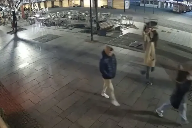 Hoți filmați în acțiune, în centrul Clujului. S-au întors să fure din același loc, dar au avut parte de o surpriză VIDEO Camere supraveghere