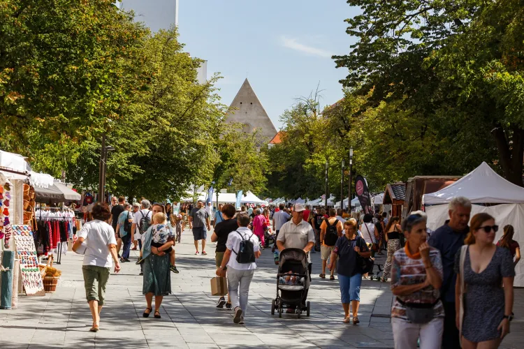 „Frate, pe stradă te ciocnești efectiv de oameni” Un tânăr din Cluj-Napoca se plânge de aglomerația sufocantă din oraș