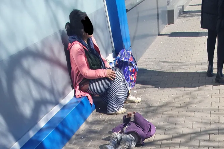 Scene sfâșietoare la Cluj. Un copil care plângea și se zvârcolea pe asfalt, folosit pentru cerșetorie