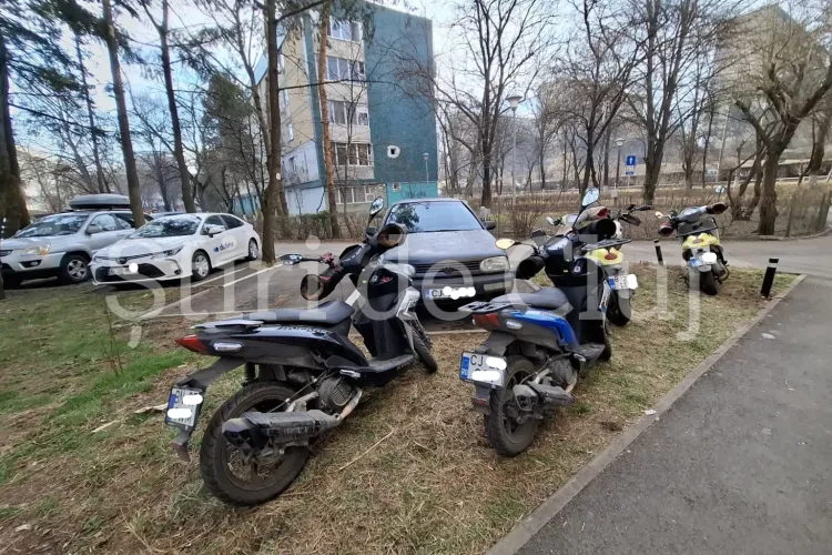 S-a întrecut orice măsură! Spațiul verde al Clujului a ajuns să fie „invadat” de scutere