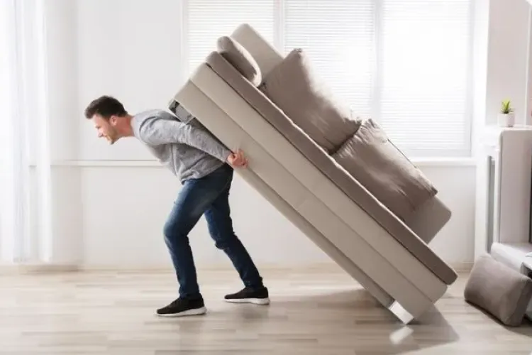 Curier din Cluj reținut de Poliție. Mai mult fura decât livra. Unele bunuri furate abia încap pe ușă! 