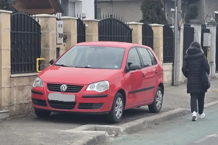 Un șofer „rebel” a blocat o curte și un trotuar din Cluj! Pietonii, obligați să meargă pe carosabil