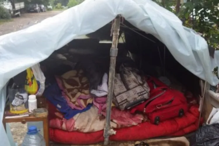 Oamenii fără adăpost ,,s-au mutat” cu cortul într-un cartier din Cluj-Napoca: ,,Se face și foc”