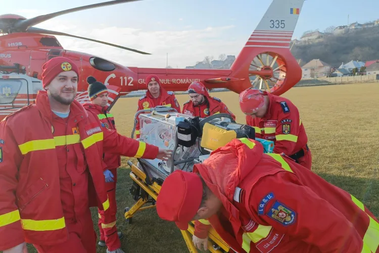 Bebeluș născut în stop cardio-respirator, transportat cu elicopterul SMURD la un spital din Cluj! Medicii au reușit să-i salveze viața FOTO
