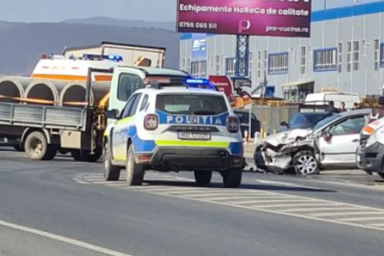 Accident pe un drum din Cluj! O mașină s-a făcut praf în urma impactului. Traficul în zonă este îngreunat - FOTO 