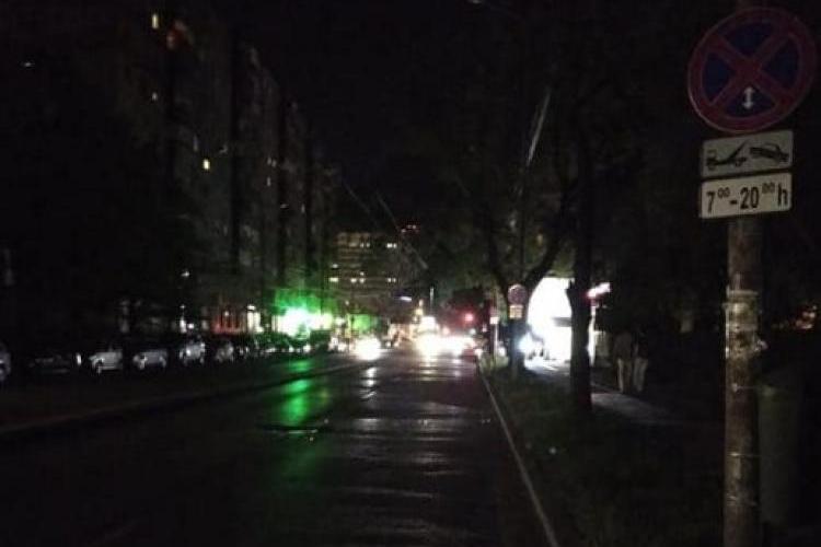 Frică și nesiguranță! O stradă dintr-un cartier din Cluj-Napoca, în beznă totală: „Ne este teamă să trecem seara prin spatele blocului”