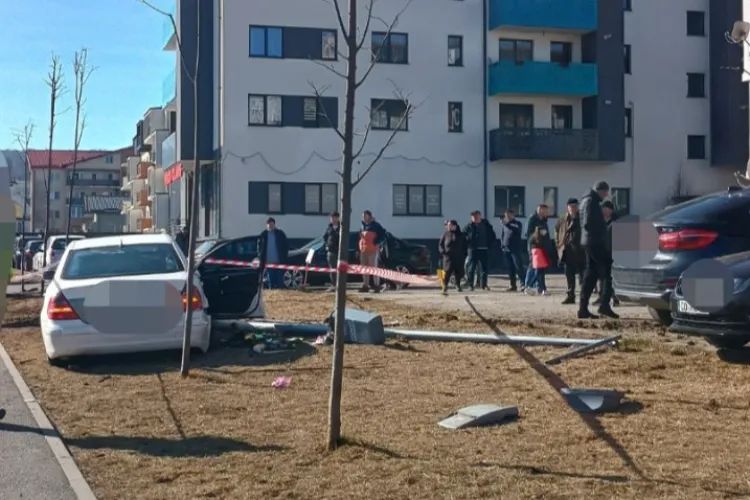 Cluj: Accident rutier în Florești! Un șofer a ajuns cu mașina pe spațiul verde și a făcut prăpad. A rupt un stâlp și a făcut praf coșul de gunoi - FOTO