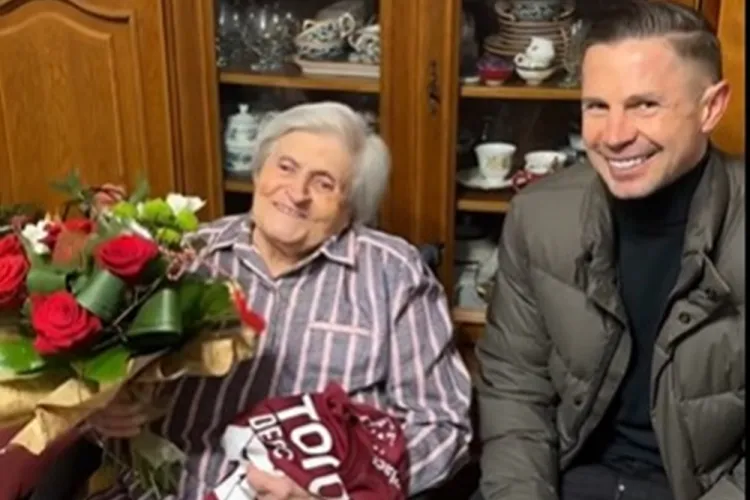 Un gest de neuitat! Legenda CFR Cluj, Ciprian Deac, a emoționat-o până la lacrimi pe cea mai mare fană a echipei clujene care a împlinit 95 de ani VIDEO