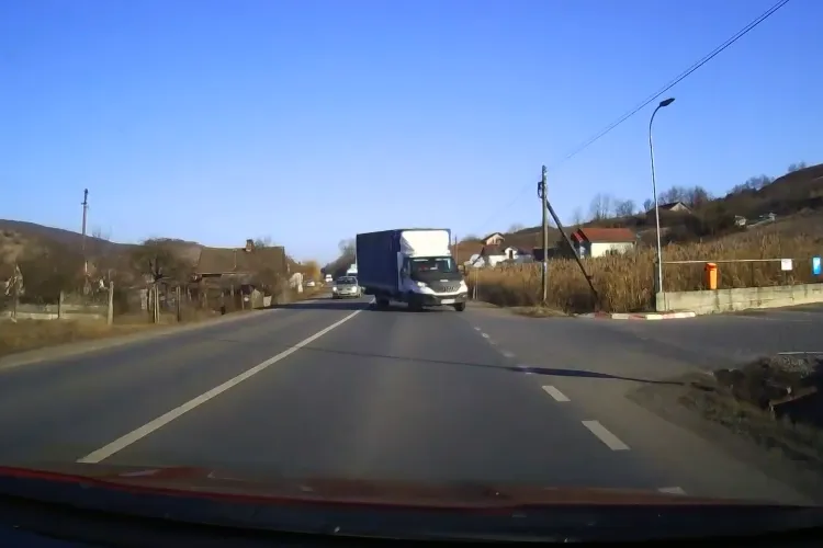 VIDEO LIVE Momente de groază pe un drum din Cluj: „Atenție, ucigaș în libertate! Dacă nu frânam, eram în ambulanță” Imagini camera de bord