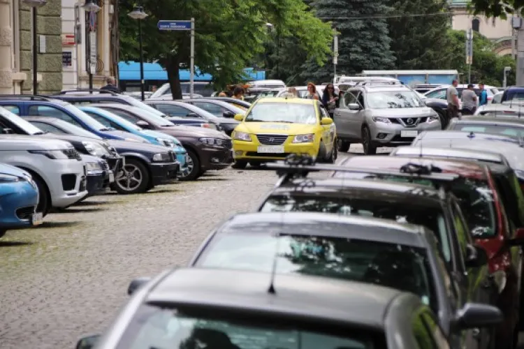 Dezastru pe o stradă din Cluj-Napoca! Locatarii blochează accesul cu bariere și „rezervă” parcările pe domeniul public 