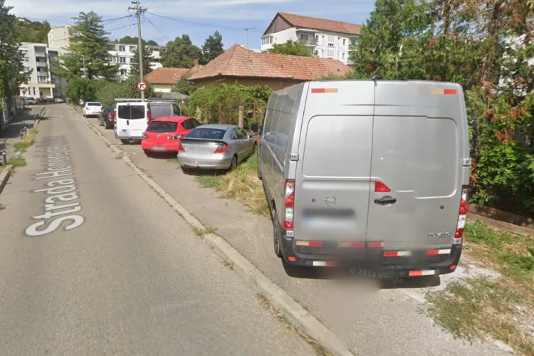 Șoferii nu mai au rușine! Spațiul verde din Cluj-Napoca, transformat în parcare de mașini