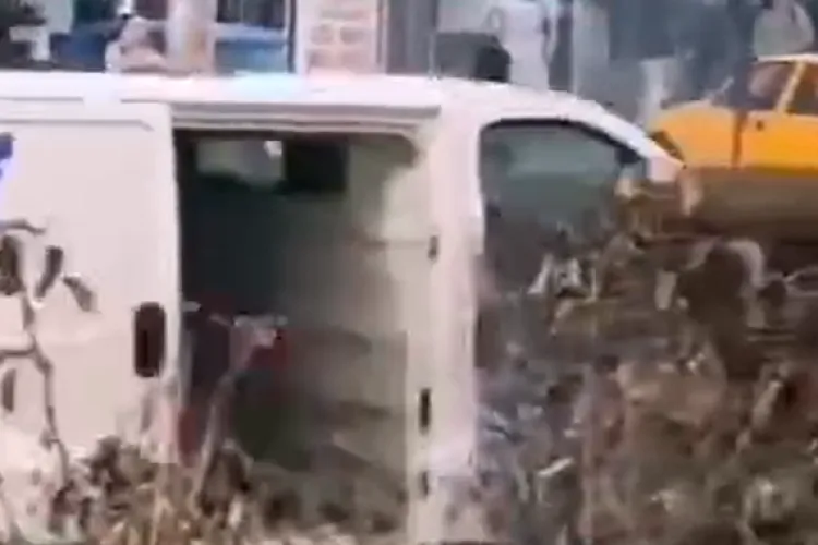 Fan Curier face livrări „din mers” în Cluj, prin Mărăști? Dubă Fan Curier filmată circulând în trafic cu ușa larg deschisă: „Unde mi-e coletul?” VIDEO