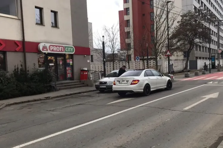 Aroganță maximă în Cluj! Un șofer și-a lăsat Mercedesul pe contrasens, cu avariile pornite, până și-a luat o cafea de la Profi FOTO