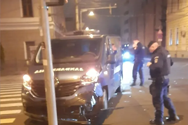 Cum s-a produs accidentul din Piața Cipariu din Cluj-Napoca, în care a fost implicată o mașină a Jandarmeriei Cluj FOTO