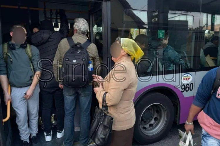 O nouă „specie” de pasageri în autobuzele din Cluj! Tinerii care nu știu să se comporte, luați în vizor: „Rămân pe lângă uși, nu înaintează destul”