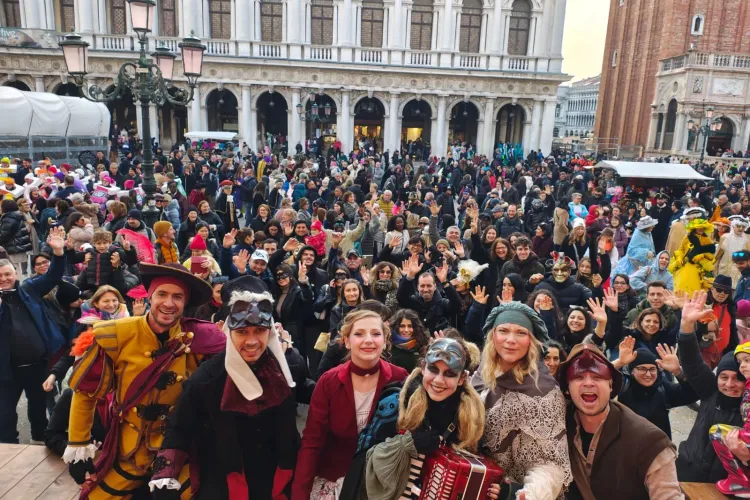 Actorii clujeni, spectacol de zile mari pe scena Carnavalului de la Veneția! Au fost aplaudati de spectatori din toată lumea - FOTO 