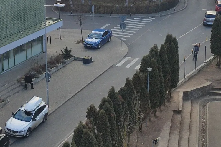 Băieții de la ridicări auto din Cluj au un nou motiv de bucurie! Un șofer a parcat pe trotuar, lângă o trecere de pietoni