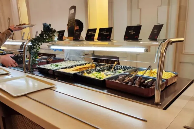 Deputații și senatorii mănâncă aproape gratis la Parlament! Câți bani scot din buzunar aleșii poporului pentru un meniu