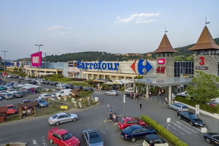 „Exemplu” de parcare: Mașină a MAI ocupă patru locuri la Vivo Cluj! „Poate trageți un semnal de alarmă și autorităților care parchează în halul ăsta”