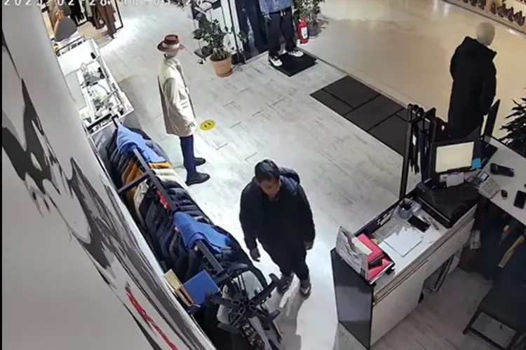 Tânăr filmat pe camere de supraveghere în timp ce fură, fără să ezite, un telefon într-un magazin din Cluj. Îl recunoașteți? VIDEO Camere de supraveghere